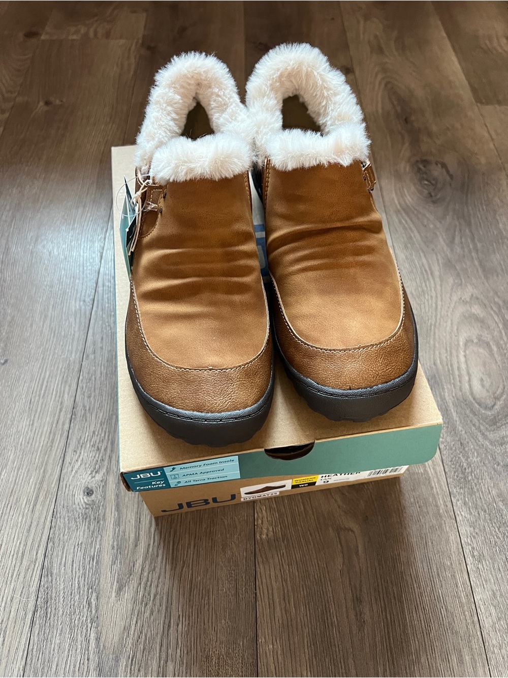 JBU Memory Foam Casual Shoes Size 9 New